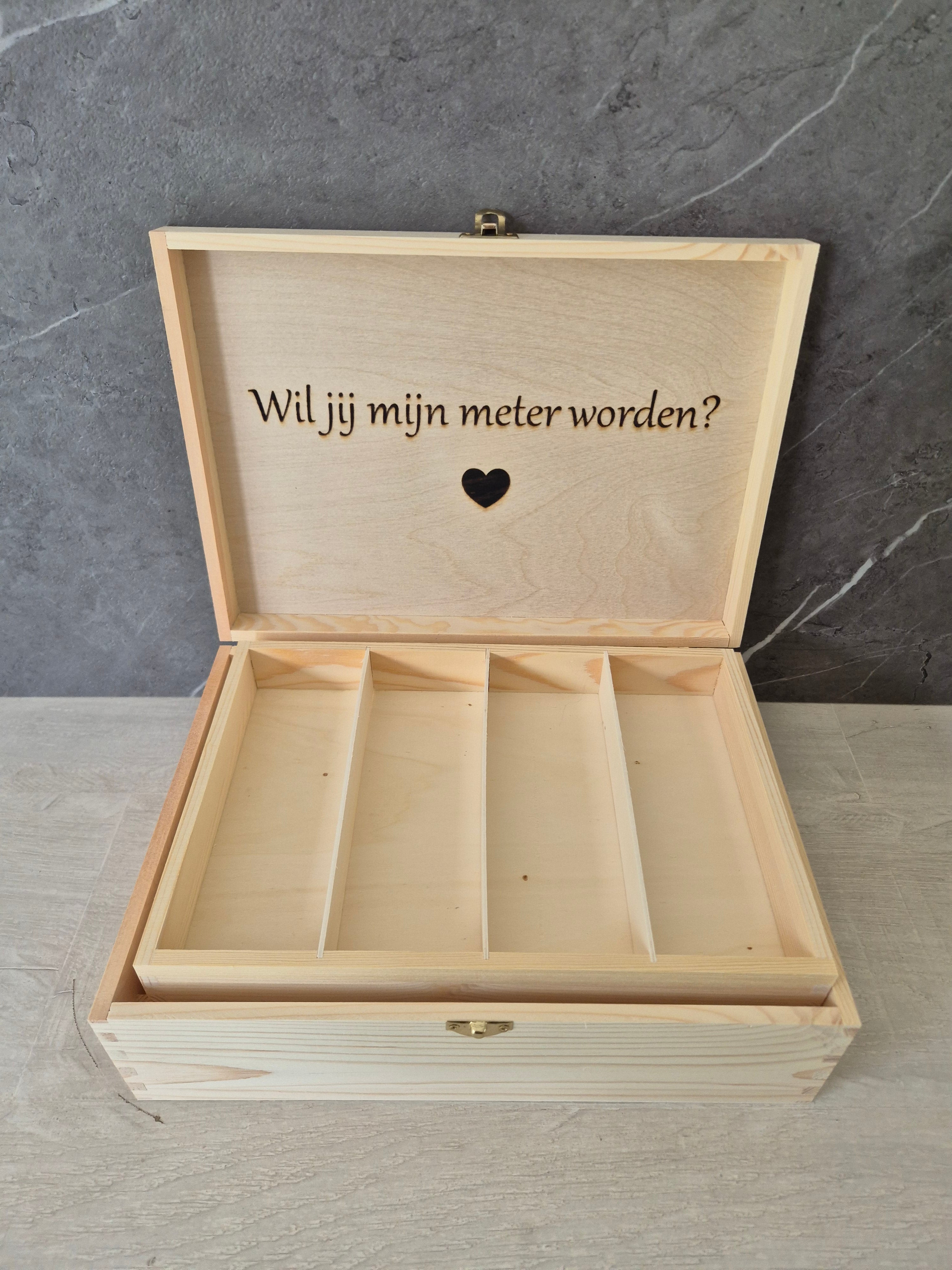 Naaidoos in grenenhout