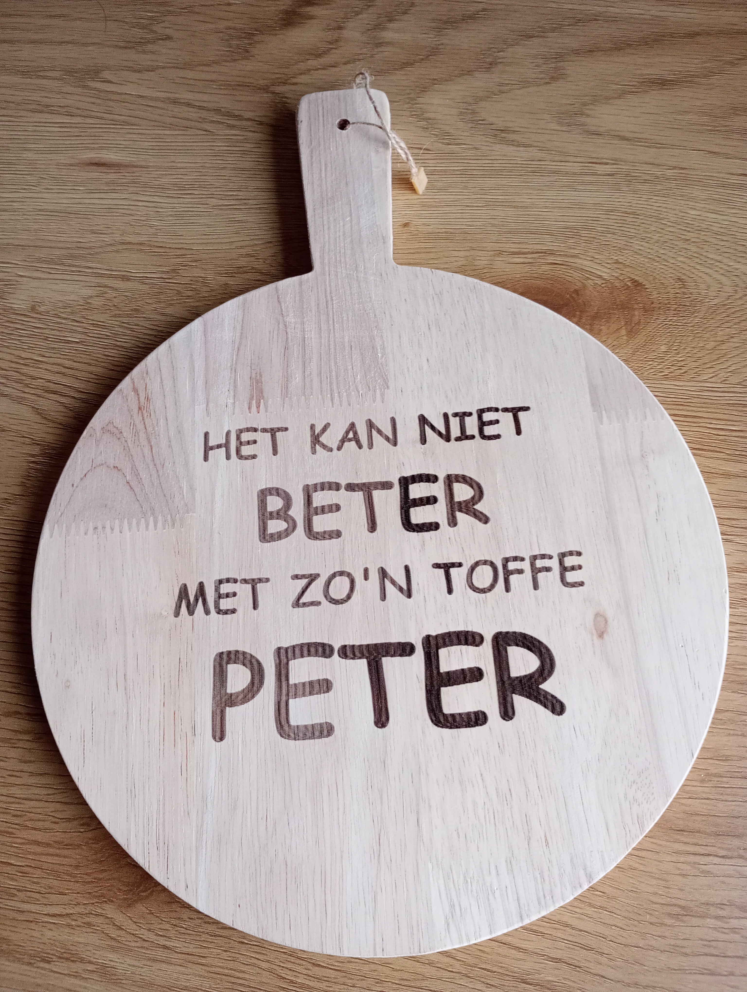 Snijplank rubberwood rond met houten handvat