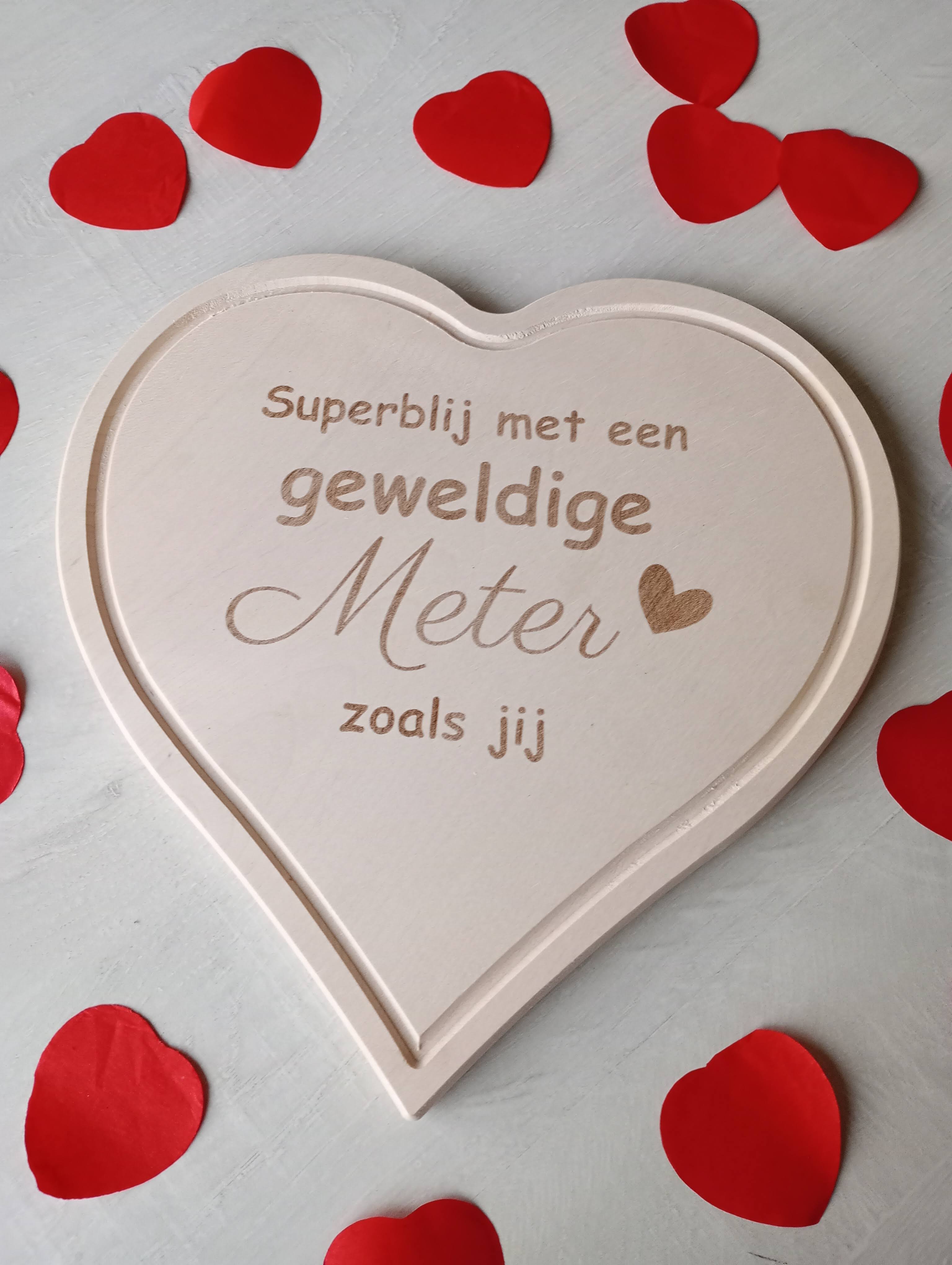 Klein bord / serveerplank in hartvorm met rand.
