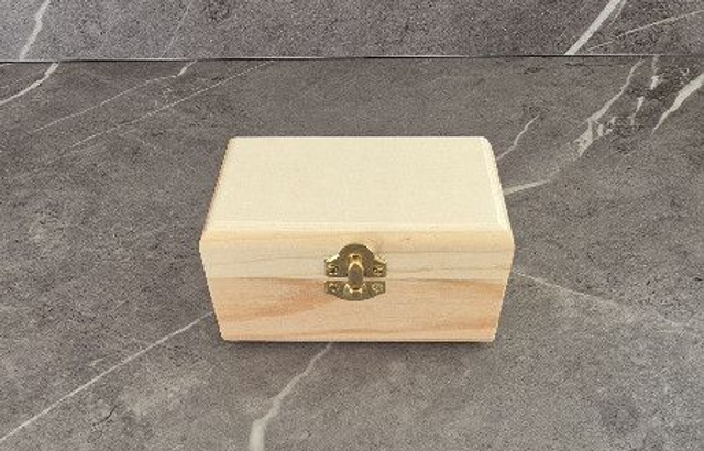 Klein grenen kistje (met afgerond deksel) in grenenhout.